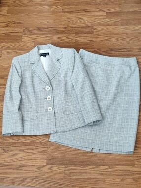 Evan Picone Light Gray Textured Skirt Suit